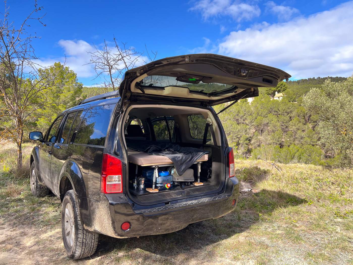 Kit camper for2 Pericamp instalado en SUV con maletero abierto en la naturaleza
