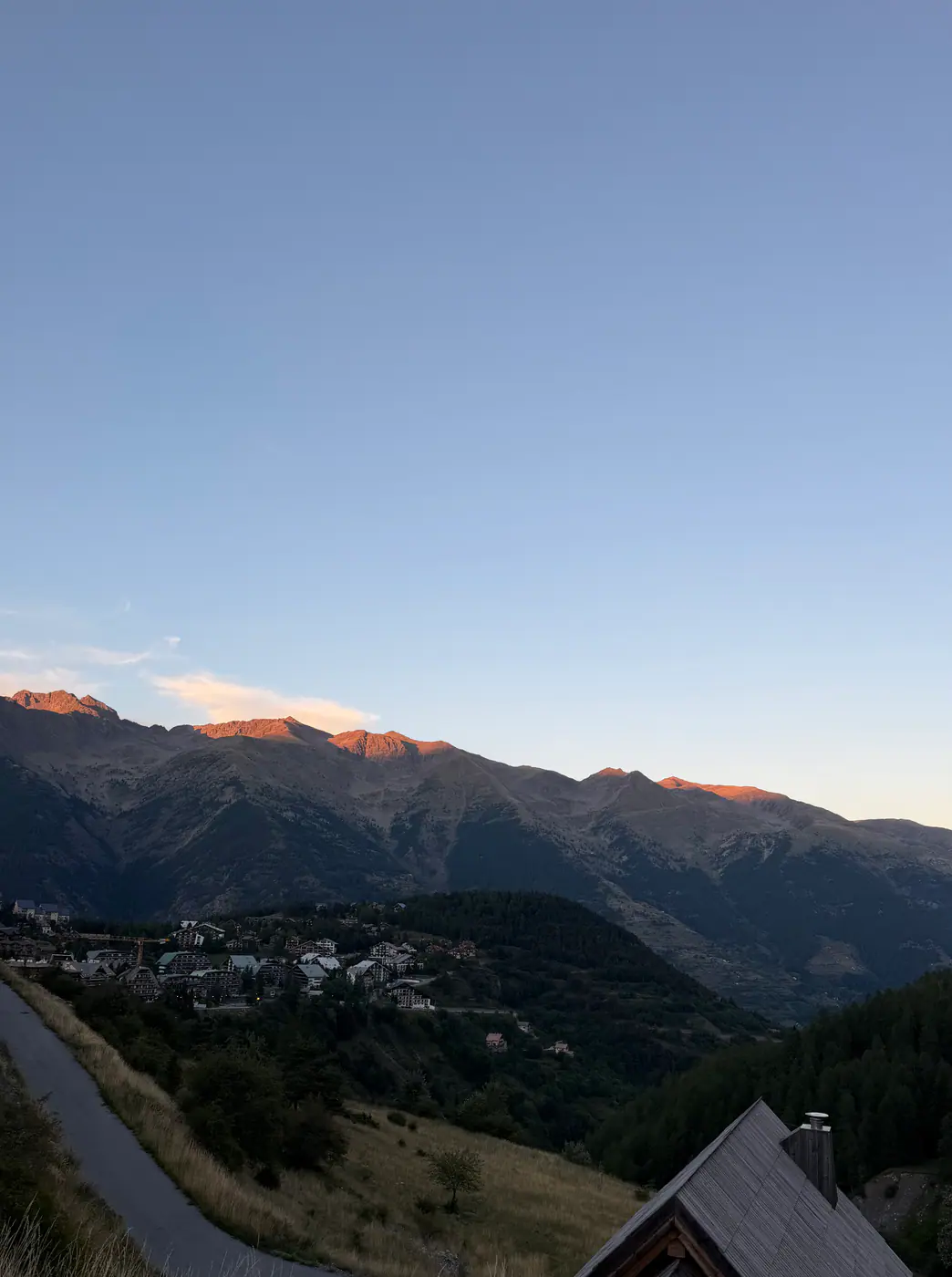 Últimas luces sobre las montañas durante la pernocta en Auron