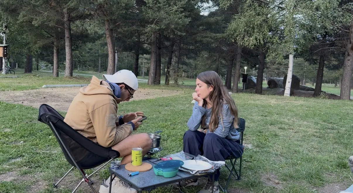 Irene y Javi cenando junto al coche en el área camper Magic Forest