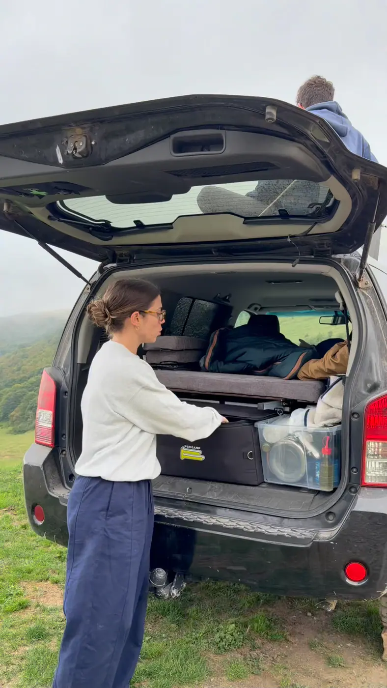 Cama Pericamp montada en el maletero del coche durante la ruta por los Alpes