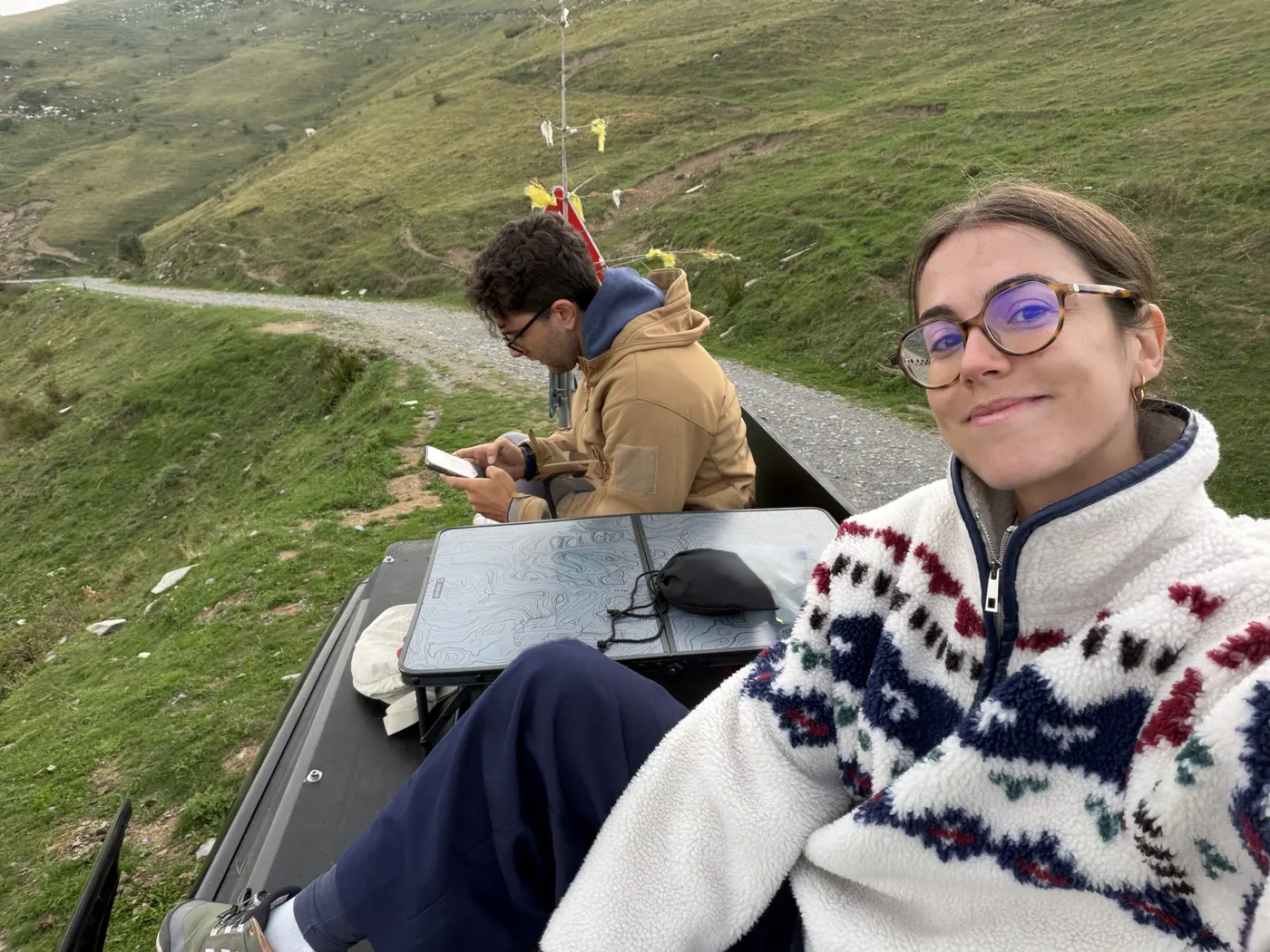 Irene y Javi junto al coche en la pista del Rifugio Don Barbera, Alpes Ligures
